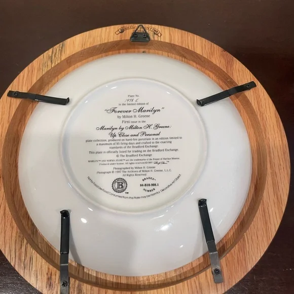 Marilyn Monroe Vintage Decorative Plate with Wooden Frame - Picture 8 of 12